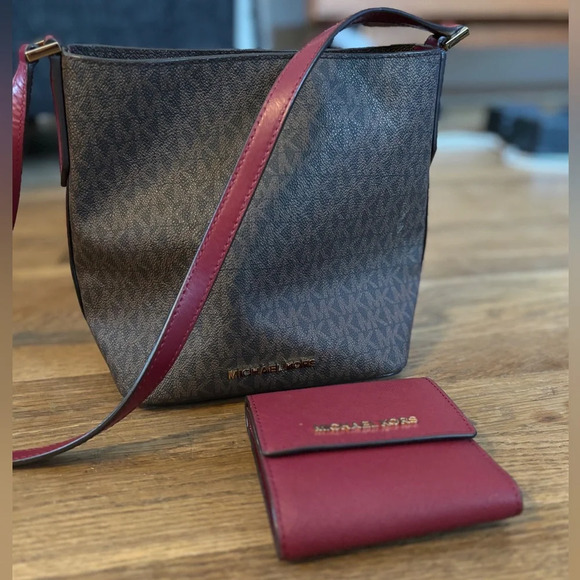Like New Michael Kors Brown & Red Signature Bucket Bag Purse + Matching Wallet - Picture 3 of 10